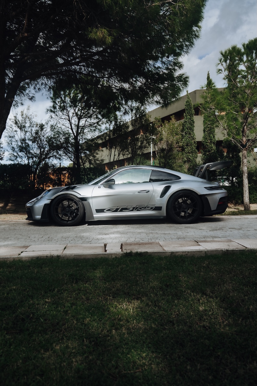 Porsche 911 GT3 RS vollständig im Profil bei einem privaten Cruisefire Driving Escape auf Sardinien
