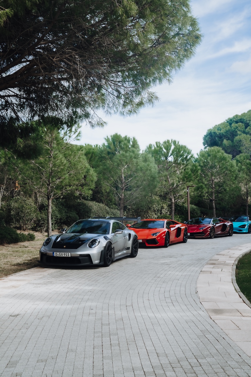 Sportwagenflotte bei der Fahrzeugübergabe am 7Pines Resort beim Cruisefire Summer Drive Sardinien 2026