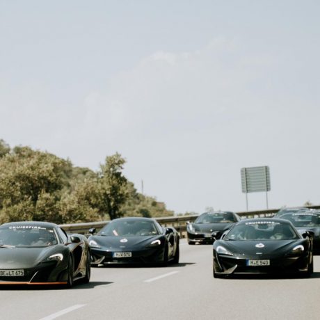 Ultimate Drive 2021 – exklusive Sportwagentour von Cruisefire. Start bei PAMO am Bodensee, Route über den Mont Blanc nach Monaco ins Fairmont Hotel, weiter nach Saint-Tropez ins Hotel Sezz und Finale an der Costa Brava mit Ferrari, Lamborghini, Porsche und McLaren.