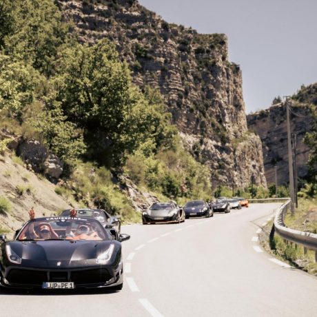 Ultimate Drive 2021 – Sportwagentour Bodensee bis Costa Brava Ultimate Drive 2021 – exklusive Sportwagentour von Cruisefire. Start bei PAMO am Bodensee, Route über den Mont Blanc nach Monaco ins Fairmont Hotel, weiter nach Saint-Tropez ins Hotel Sezz und Finale an der Costa Brava mit Ferrari, Lamborghini, Porsche und McLaren.
