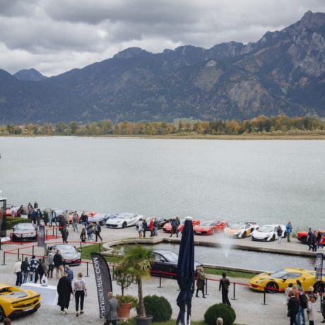 Concorso di Bavaria 2024 – exklusives Sportwagentreffen in München und im Allgäu mit Ferrari, Lamborghini, Porsche und McLaren. Start bei McLaren München, Zwischenstopp mit Führung bei ABT Sportsline und Hauptlocation Festspielhaus Füssen.