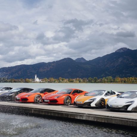 Concorso di Bavaria 2024 – exklusives Sportwagentreffen in München und im Allgäu mit Ferrari, Lamborghini, Porsche und McLaren. Start bei McLaren München, Zwischenstopp mit Führung bei ABT Sportsline und Hauptlocation Festspielhaus Füssen.