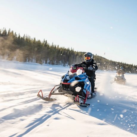Cruisefire BELOW ZERO 2026 in Arvidsjaur Lappland – exklusives Arctic Adventure für Unternehmer und Sportwagen-Enthusiasten mit Drift, Schneemobil, Huskys und Spa