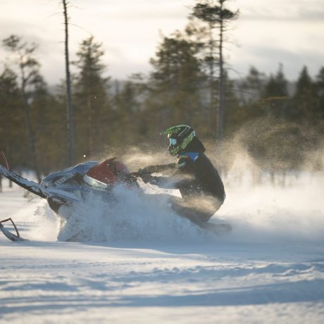 Cruisefire BELOW ZERO 2026 in Arvidsjaur Lappland – exklusives Arctic Adventure für Unternehmer und Sportwagen-Enthusiasten mit Drift, Schneemobil, Huskys und Spa